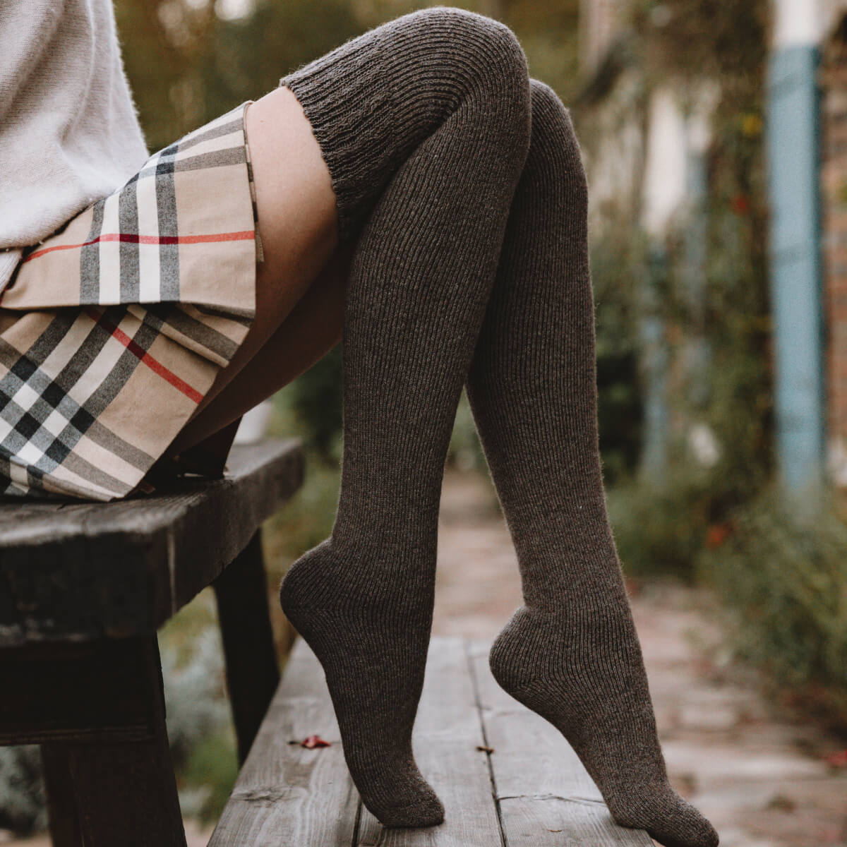 Žemė virš kelio (2 poros)